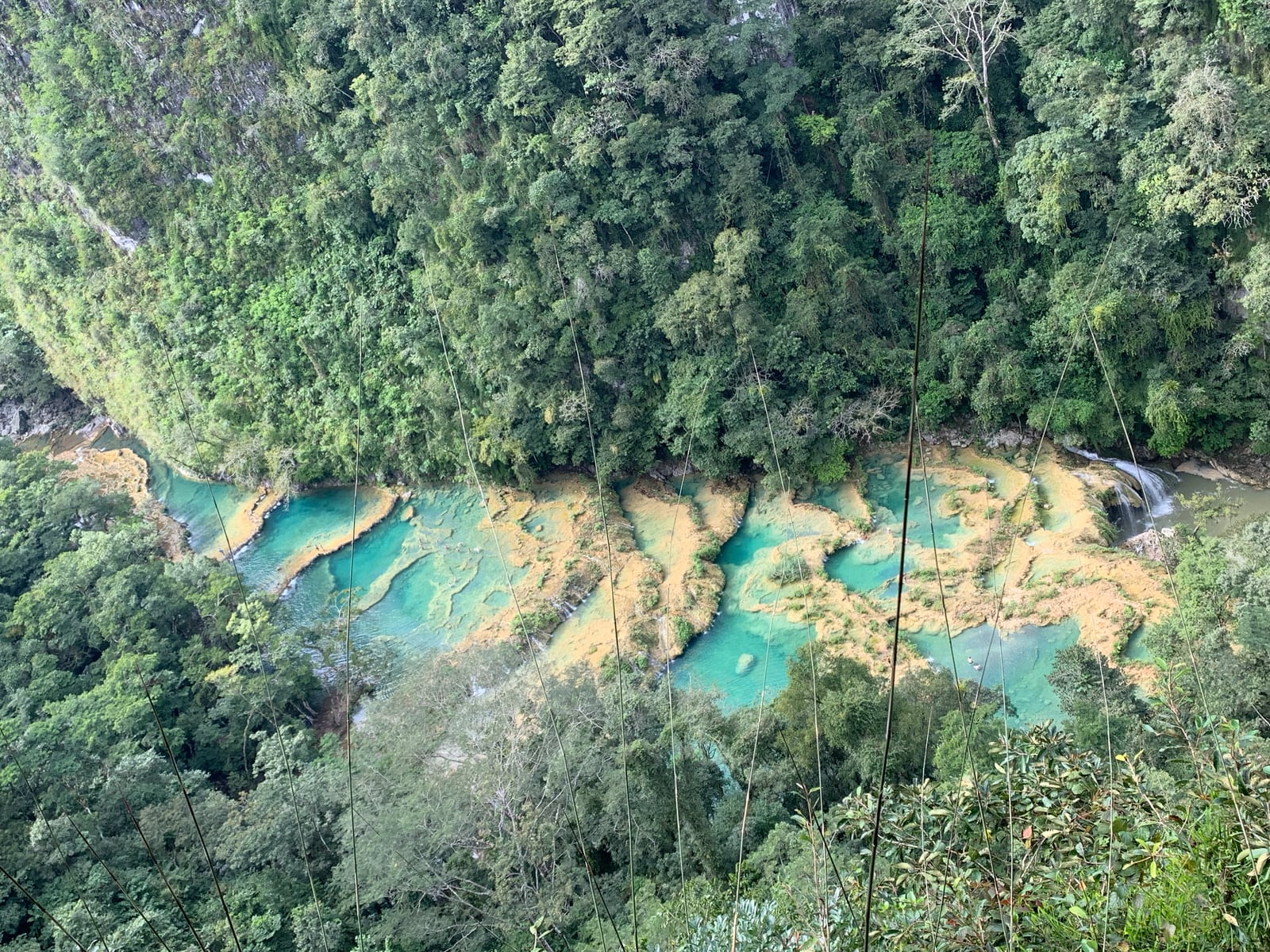 As piscinas naturais de Semuc Champey vistas de cima, entre a selva
