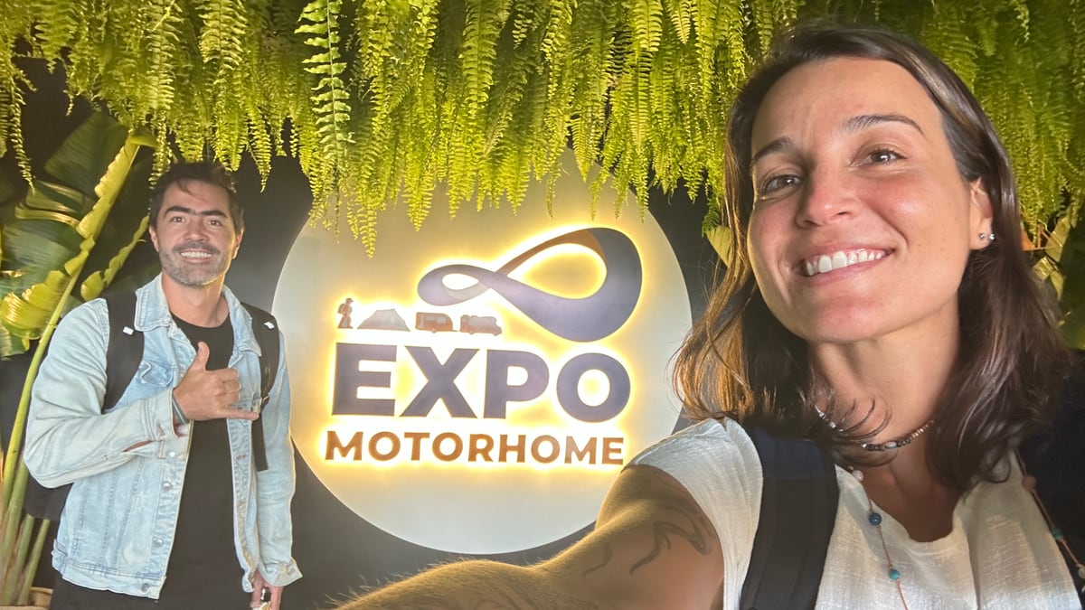 Thaíssa e Julián numa feira de motorhomes, pesquisando o projeto