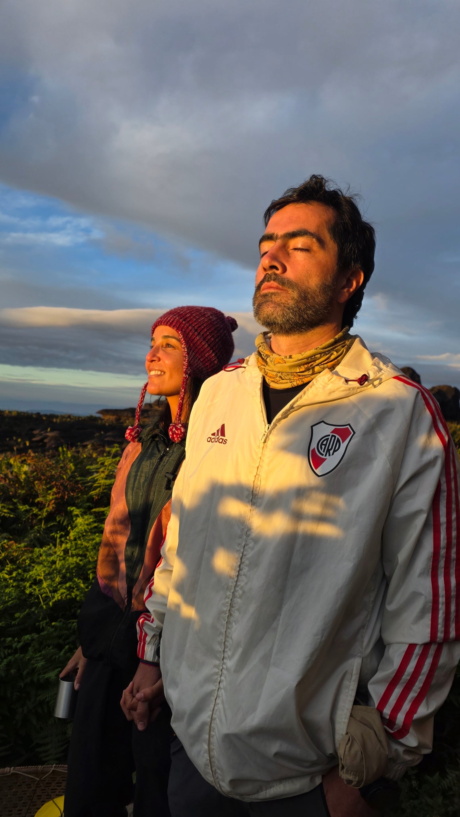 Julián de gorro, de olhos fechados, com a primeira luz da manhã no rosto