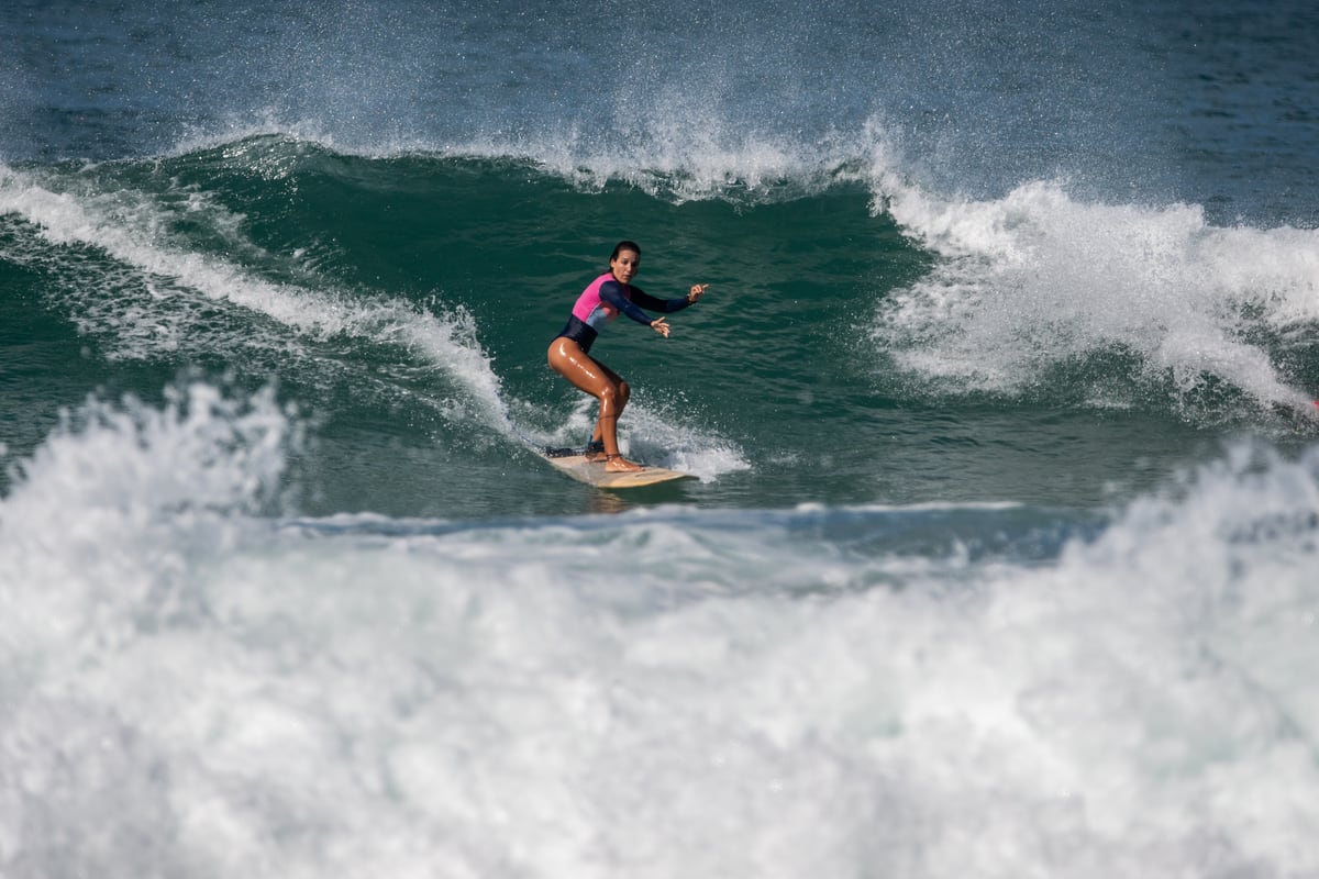 Thaíssa surfando, dentro da parede de uma onda